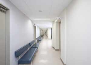 保健所廊下-耐震壁設置